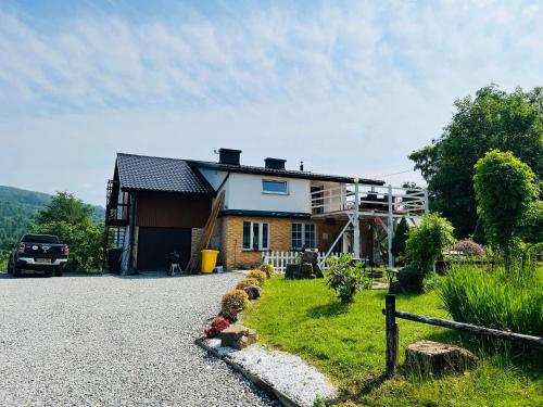 ein Haus am Straßenrand in der Unterkunft Zacisze na Podzamczu in Odrzykoń