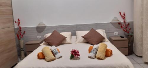 ein weißes Bett mit Kissen darüber in der Unterkunft Pan di Zucchero in Iglesias