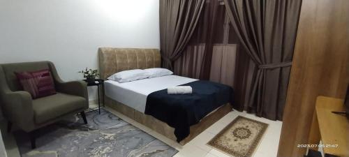 1 dormitorio pequeño con 1 cama y 1 silla en Adiniz KLIA Suite - Free Wi-Fi, en Sepang