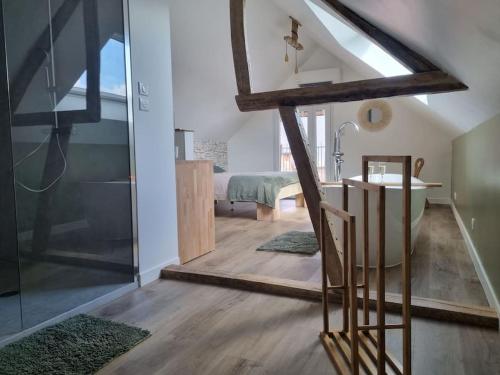 Habitación con baño con lavabo y bañera. en Les terres de Marie - Logements calmes et modernes 