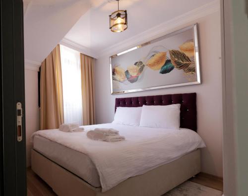 a bedroom with a bed with a picture on the wall at Fully Equiped Apartment In Istanbul Avcilar - Zarif-60 in Avcılar