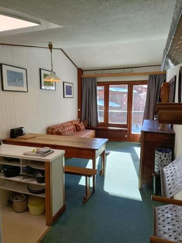 un salon avec une table et un canapé dans l'établissement APT 2 PIECES 4/5PERS - MOUTIERES TIGNES, à Tignes