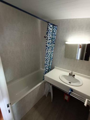 une salle de bain avec un lavabo et une baignoire dans l'établissement APT 2 PIECES 4/5PERS - MOUTIERES TIGNES, à Tignes