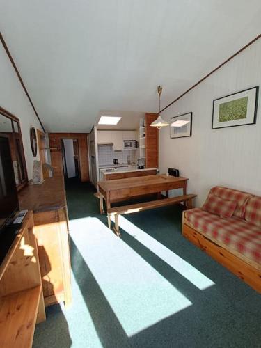 - un salon avec un canapé et un billard dans l'établissement APT 2 PIECES 4/5PERS - MOUTIERES TIGNES, à Tignes