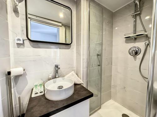 une salle de bain avec un lavabo et une douche dans l'établissement Sweet Home Marceau 6 studios hyper centre proche de la mer et du palais, à Cannes