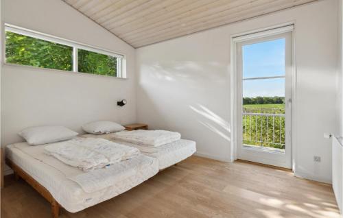 1 dormitorio con cama y ventana grande en Beautiful Home In Give With Kitchen, en Give