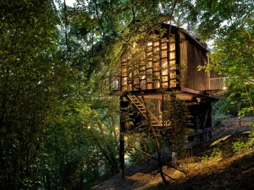 ein Baumhaus mitten im Wald in der Unterkunft Hutstuf The Eagle & Private Outdoor Spa in La-Roche-en-Ardenne