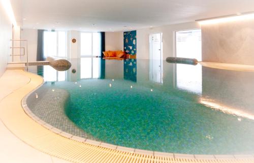 a large swimming pool in a hotel room with a swimming pool at FischerS in Kassel