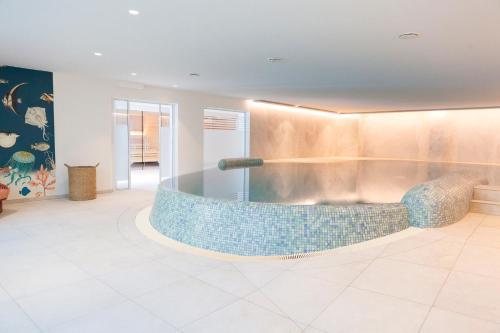 a lobby with a tub in the middle of a room at FischerS in Kassel