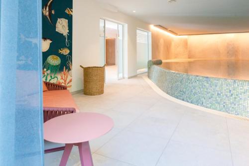 a hallway with a table and a swimming pool at FischerS in Kassel
