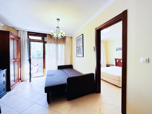 ソゾポルにあるPrivate 2 Rooms Apartment in Santa Marina Villageのリビングルーム(ベッド1台、鏡付)