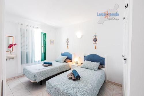 a room with two beds in a room at Lima Vivienda Vacacional in Puerto del Carmen