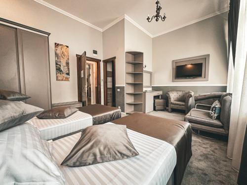 Кровать или кровати в номере La Strada Boutique Villa