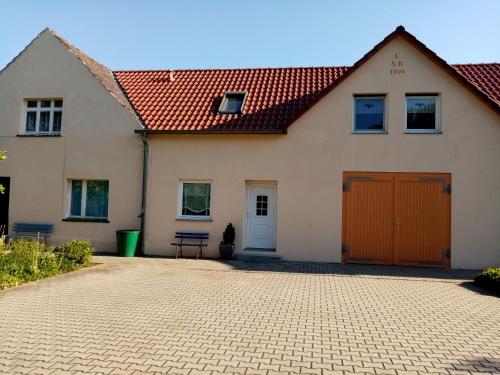 een huis met een rood dak en een oprit bij BogottHof in Elsterheide