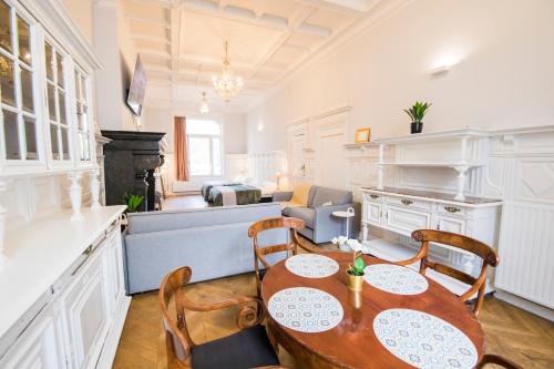 uma cozinha e sala de estar com mesa e cadeiras em Smart Appart - Gare Du Midi em Bruxelas