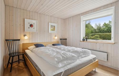ein Schlafzimmer mit einem großen Bett und einem Fenster in der Unterkunft 2 Bedroom Gorgeous Home In Vordingborg in Vordingborg