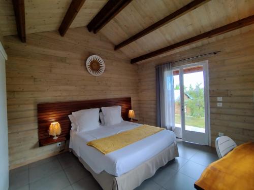 聖若瑟的住宿－Les Coeurs d'Amants，一间卧室设有一张大床和一个窗户。