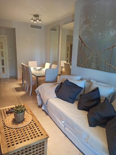 un soggiorno con divano e tavolo di Beach Apartment Puerto Banus Marbella a Estepona