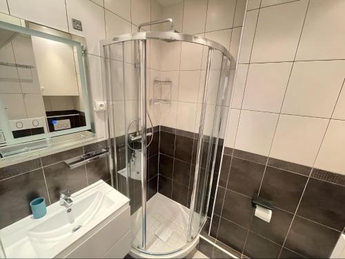 une salle de bain avec douche et lavabo dans l'établissement Spacieux Loft Cœur Vieux Nice, à Nice