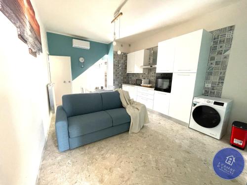 sala de estar con sofá azul en la cocina en I CASERE D V'NGINZ - HOLIDAYS APARTMENTS, en Mola di Bari