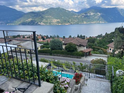een uitzicht op het meer vanuit een huis bij Villa Nogara in Menaggio