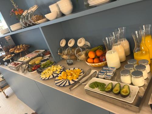 Un buffet con frutas y verduras en una mesa. en Casa Clarita, en Valencia
