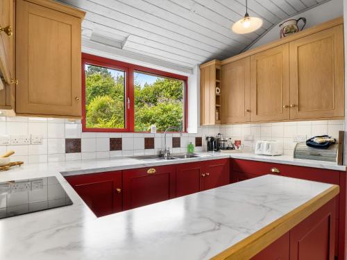 Kuchyň nebo kuchyňský kout v ubytování Salmon Cottage