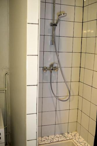 une douche dans une salle de bain avec un mur carrelé dans l'établissement F3,la TERRASSE,1er étage,Le Rabinon,lac,riviereVAR, au Muy