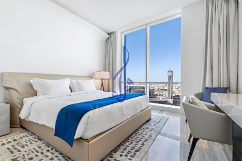 - une chambre avec un lit, un bureau et une fenêtre dans l'établissement Walaa Homes Luxury 2Bedroom at DAMAC Exclusiva Tower Riyadh Saudia-1904, à Riyad