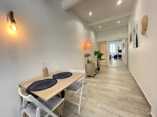 une salle à manger avec une table et des chaises ainsi qu'un couloir dans l'établissement Spacieux Loft Cœur Vieux Nice, à Nice