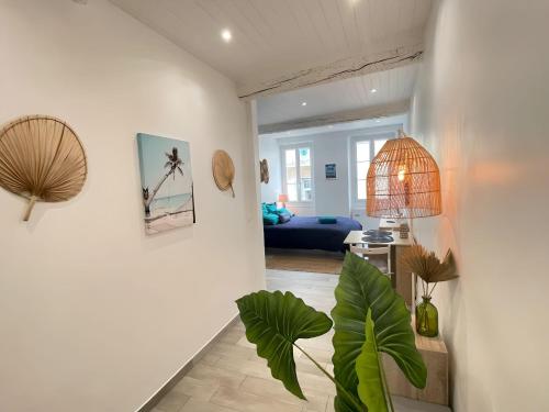 un salon avec un canapé et une plante en pot dans l'établissement Spacieux Loft Cœur Vieux Nice, à Nice