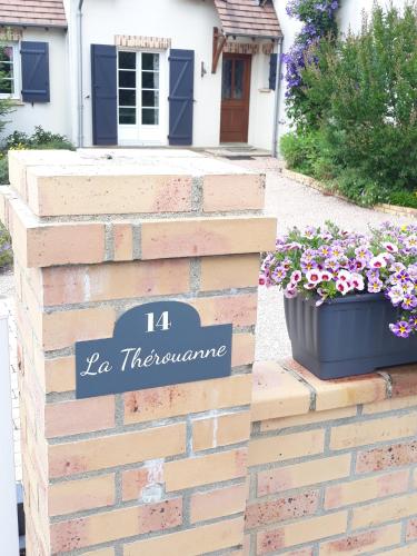 un mur en briques avec un panneau indiquant la thresore dans l'établissement Thérouanne en Berry, à Plaimpied-Givaudins
