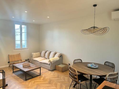 a living room with a couch and a table at Maison de Ville Cannes Centre in Cannes