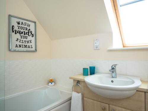 A bathroom at Eagle Lodge - Aviemore Lodges