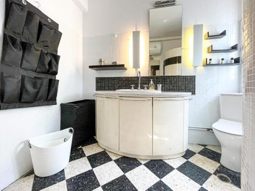 uma casa de banho com um lavatório e um WC em Casa Bianca Elegant House Near Beach em Spetses