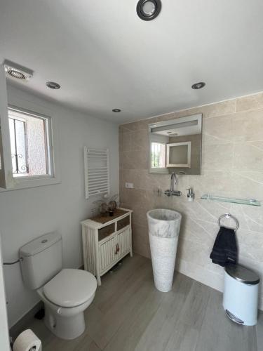 La salle de bains est pourvue de toilettes et d'un lavabo. dans l'établissement El Nido, à Mojácar