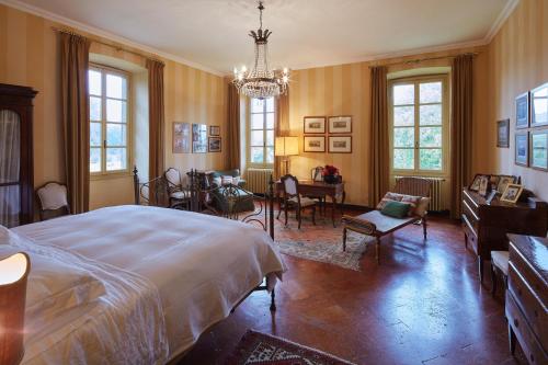 - une chambre avec un grand lit et une salle à manger dans l'établissement Villa della Corte - Homelike Villas, à Erbusco
