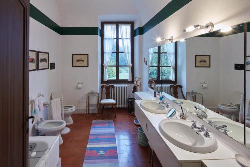 La salle de bains est pourvue de 2 lavabos et de 2 toilettes. dans l'établissement Villa della Corte - Homelike Villas, à Erbusco