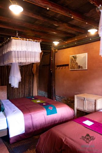 a bedroom with two beds in a room at Dinh Đá H'Mông - Karsterly Rock Lodge in Dồng Văn