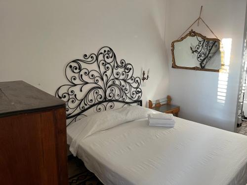 sypialnia z łóżkiem z czarno-białym zagłówkiem w obiekcie FraLePorte Vintage Apartment w mieście Palermo