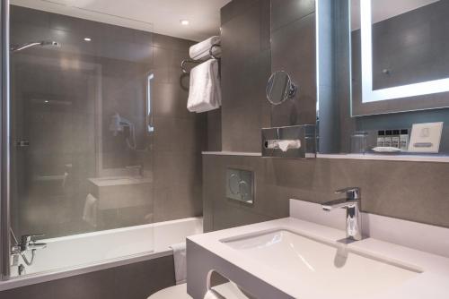 La salle de bains est pourvue d'un lavabo, d'une douche et de toilettes. dans l'établissement La Villa des Ternes, à Paris