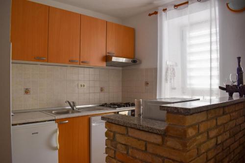 Kuchyňa alebo kuchynka v ubytovaní Apartmani Amra