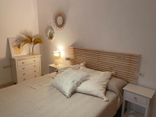 卡沃內拉斯的住宿－Ático 8 carboneras，一间卧室配有一张带木制床头板的床