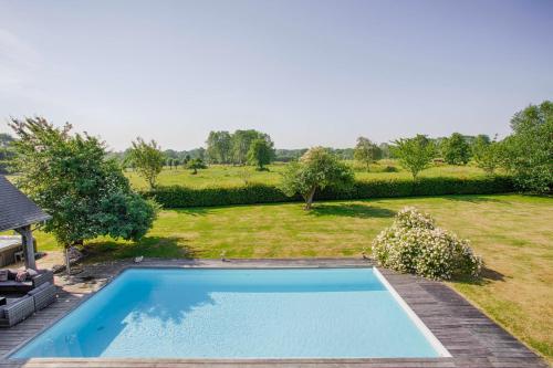 een afbeelding van een zwembad in een tuin bij Villa Azif - Superbe Maison avec Piscine - St Pierre Azif in Saint-Pierre-Azif