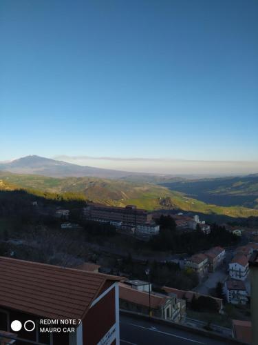 vista sulla città dal tetto di un edificio di Panoramic a Troina