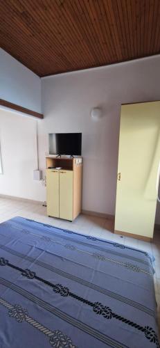 クレックにあるBlue Lagoon Studio Apartmentsのドアとテレビ付きの部屋