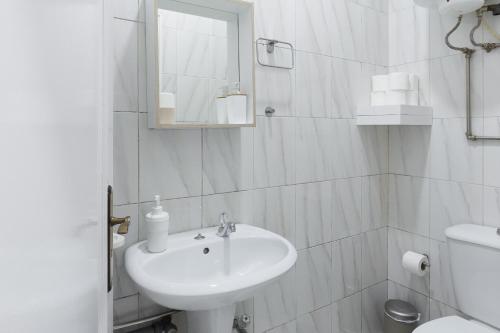 Bilik mandi di Host Wise - Cozy Sunny Flats - Ace Location