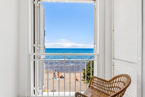 uma janela aberta com vista para a praia em MEDANO4YOU Charly Blau em El Médano