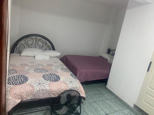Habitación pequeña con cama y cama sidx sidx sidx sidx en Alojamiento Morelos, en Ciudad de México