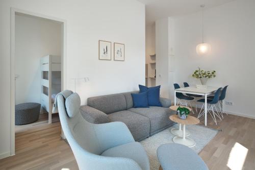 a living room with a couch and a table at Lüttjeod Apartmentvilla Lüttjeod Apartmentvilla 06 in Langeoog